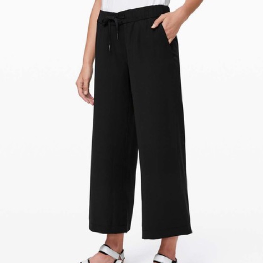 lululemon athletica On The Fly Black Cropped Pants Size 6 Travel ~ Athleisure!